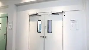 Ferme-porte électromécanique