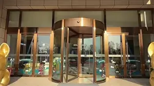 Porte tournante de grande capacité à 3 ou 4 vantaux