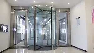 Porte tournante tout verre