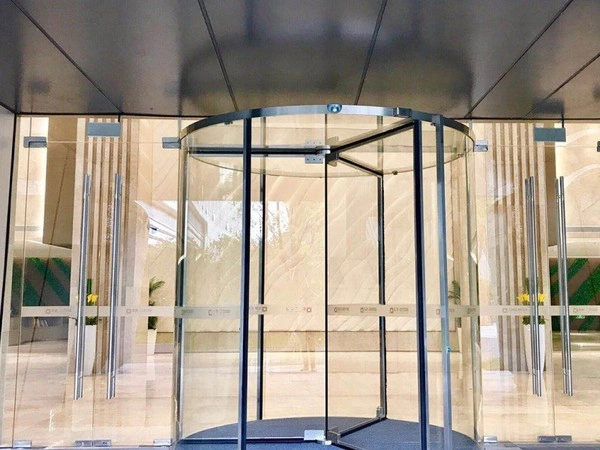 Porte tournante tout verre