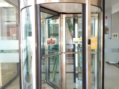 Porte tournante automatique sur mesure pour Caterpillar Batam, Indonésie