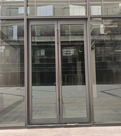 Porte pivotante à axe central