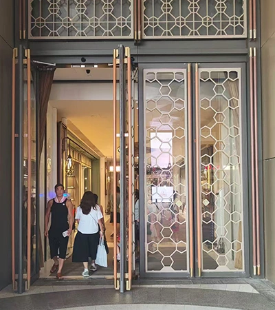 Porte pivotante à axe central