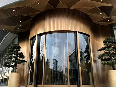 Portes tournantes et entrées cylindriques