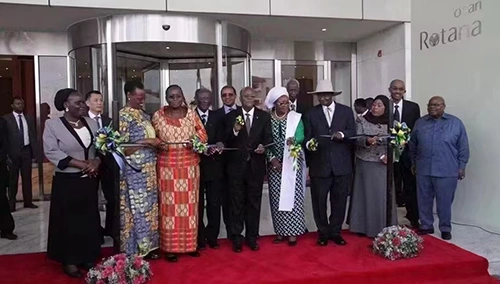 Le président de l’époque présidant la cérémonie d’inauguration de l’hôtel
